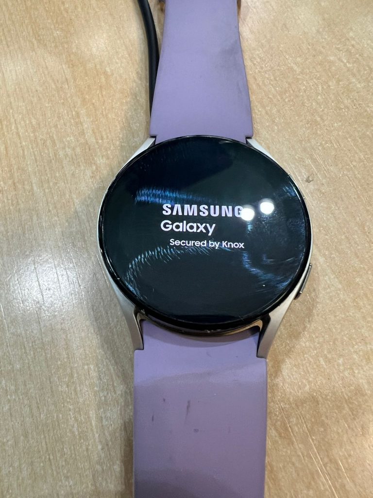 Pantalla de inicio de Samsung Galaxy Watch 5 con el logotipo de Secured by Knox tras la reparación.
