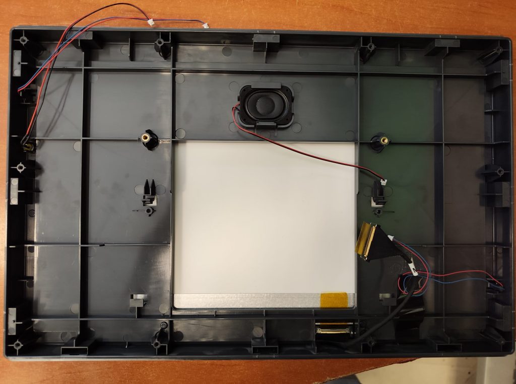 Vista interna del HMI mostrando el altavoz integrado y la disposición del panel LCD.