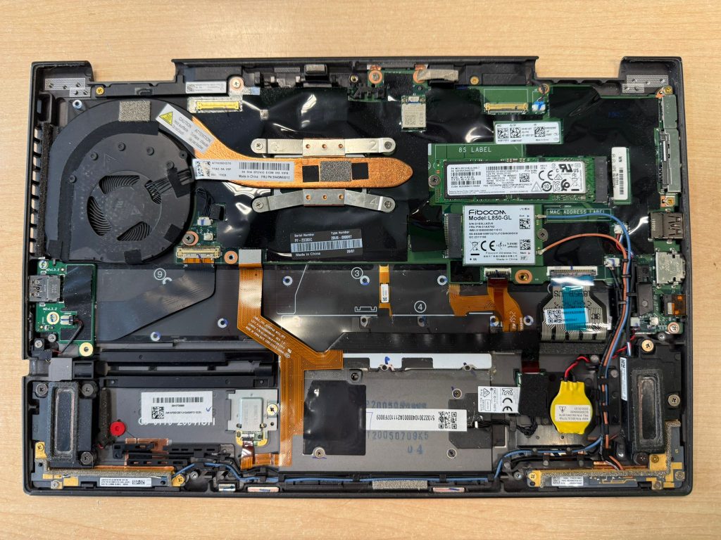 Vista interna del hardware, placa base y sistema de refrigeración del ThinkPad X1 Yoga Gen 5.