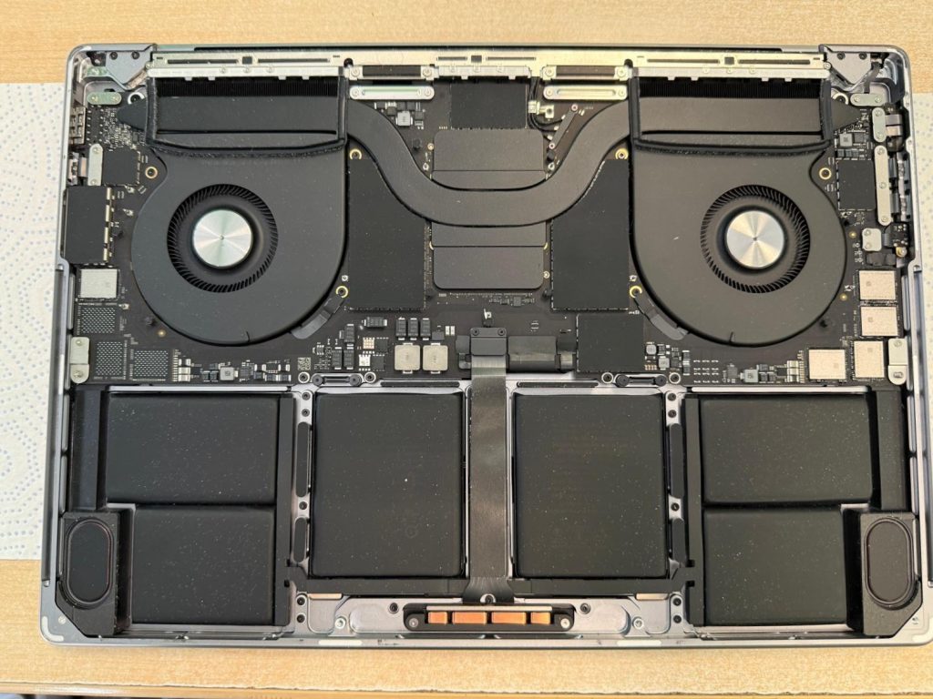 Vista interna de los ventiladores y placa lógica de una MacBook Pro 16" A2485.