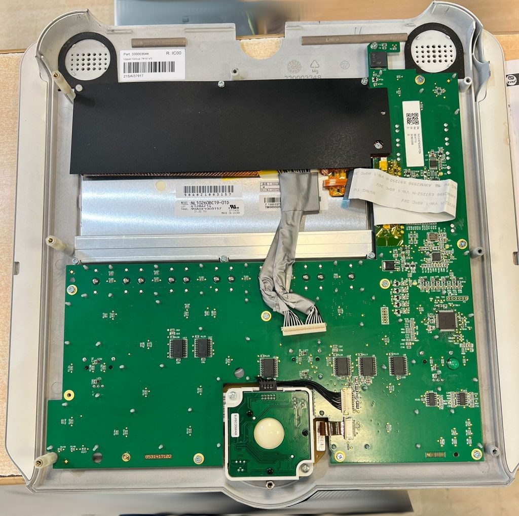 Vista del chasis interno con el mecanismo del trackball y placa de interfaz de usuario.