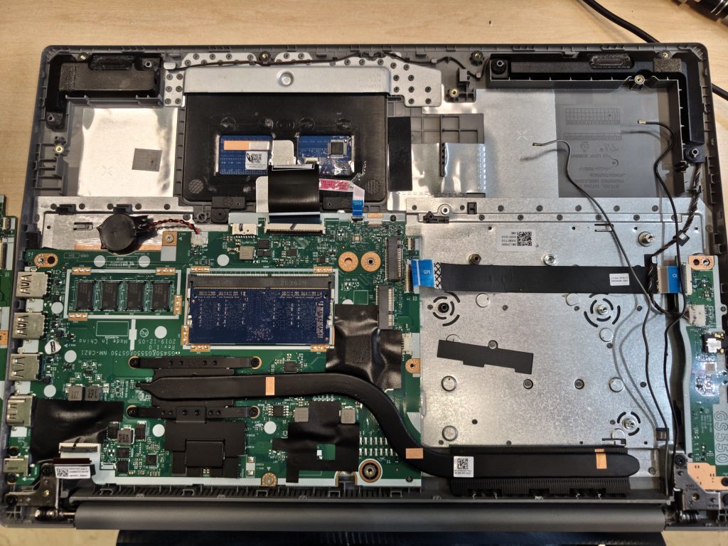 Vista del interior del chasis de la Lenovo IdeaPad 3 15ADA05 con componentes críticos expuestos.