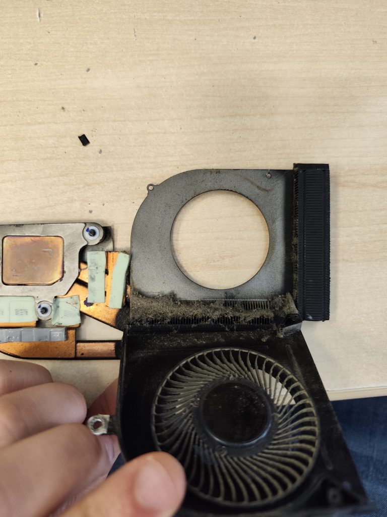 Acumulación de polvo obstruyendo las rejillas de ventilación de la laptop.