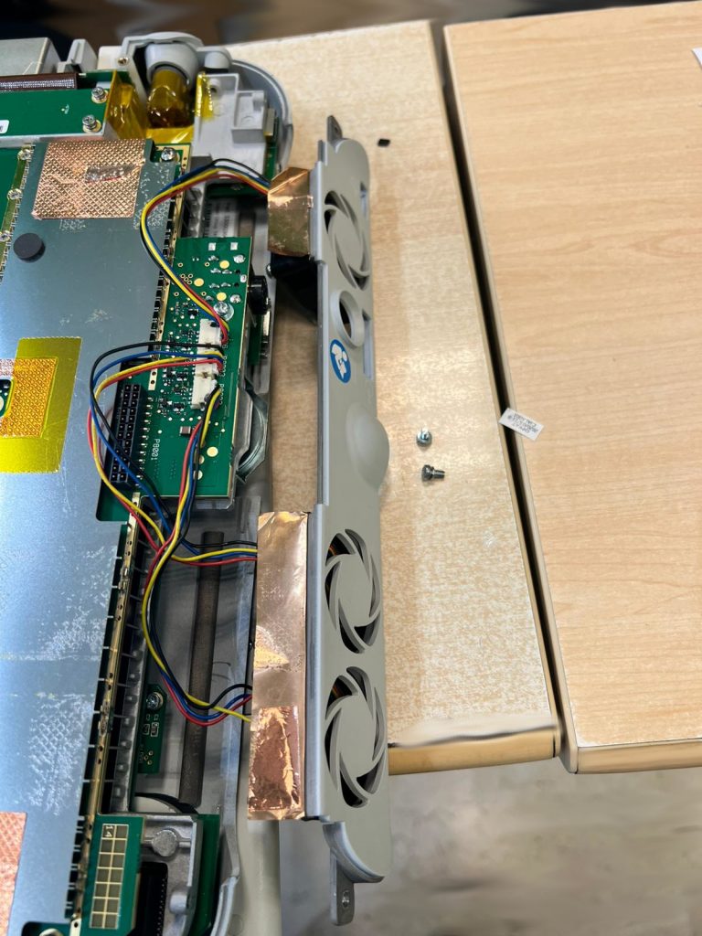 Desmontaje del módulo de ventilación forzada para mantenimiento térmico del ecógrafo.