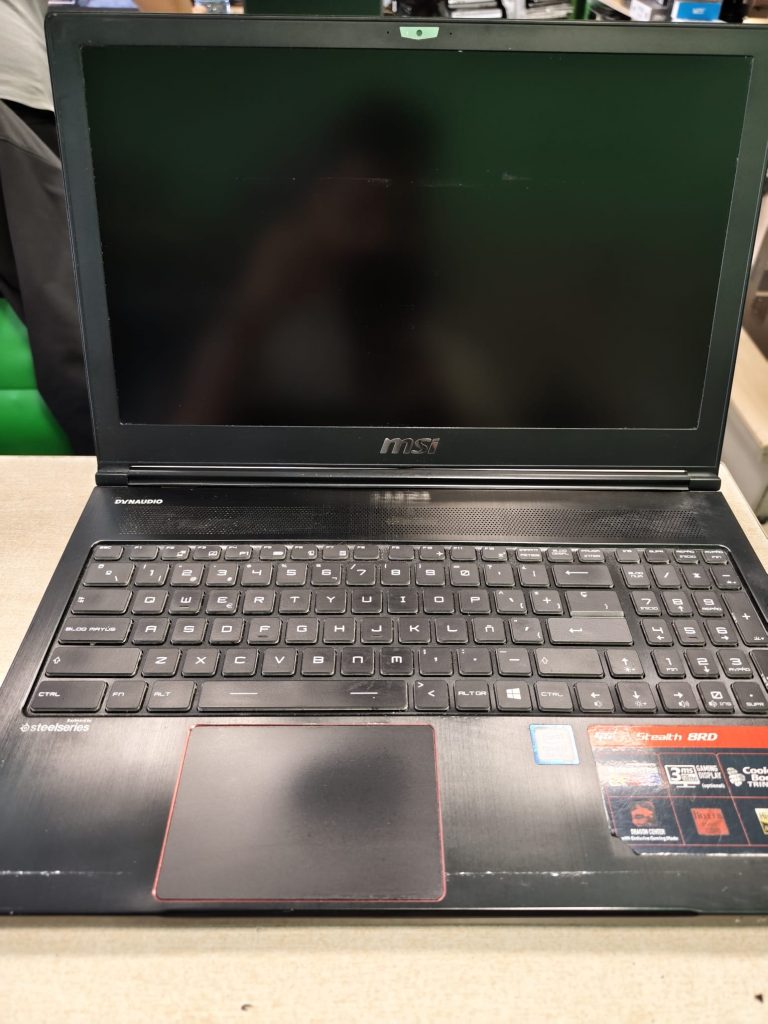 Laptop MSI GS63 Stealth 8RD abierta vista del teclado y pantalla.