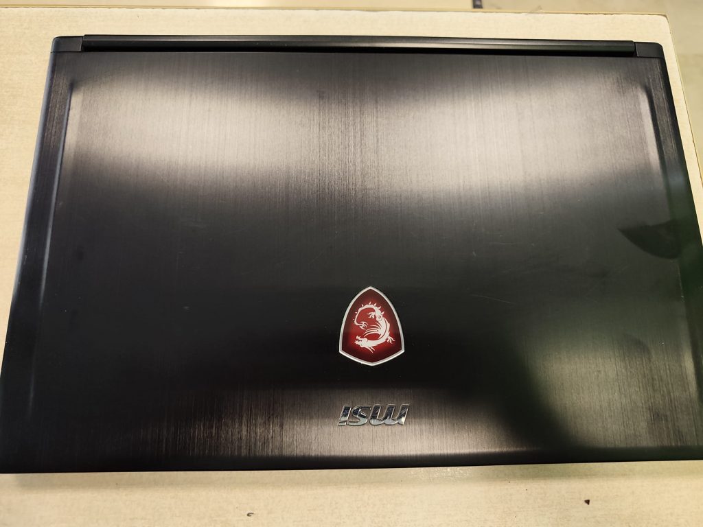 Tapa exterior de aluminio cepillado con logo de MSI GS63 Stealth.