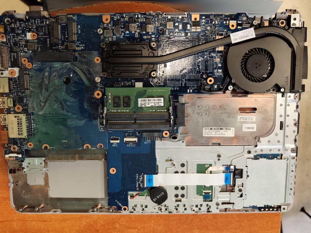 Placa base nueva instalada y conectada dentro del cuerpo de la HP ProBook 640 G3.