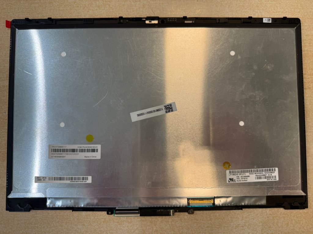 Reverso del panel LCD original con etiquetas de fabricante y conectores de video.