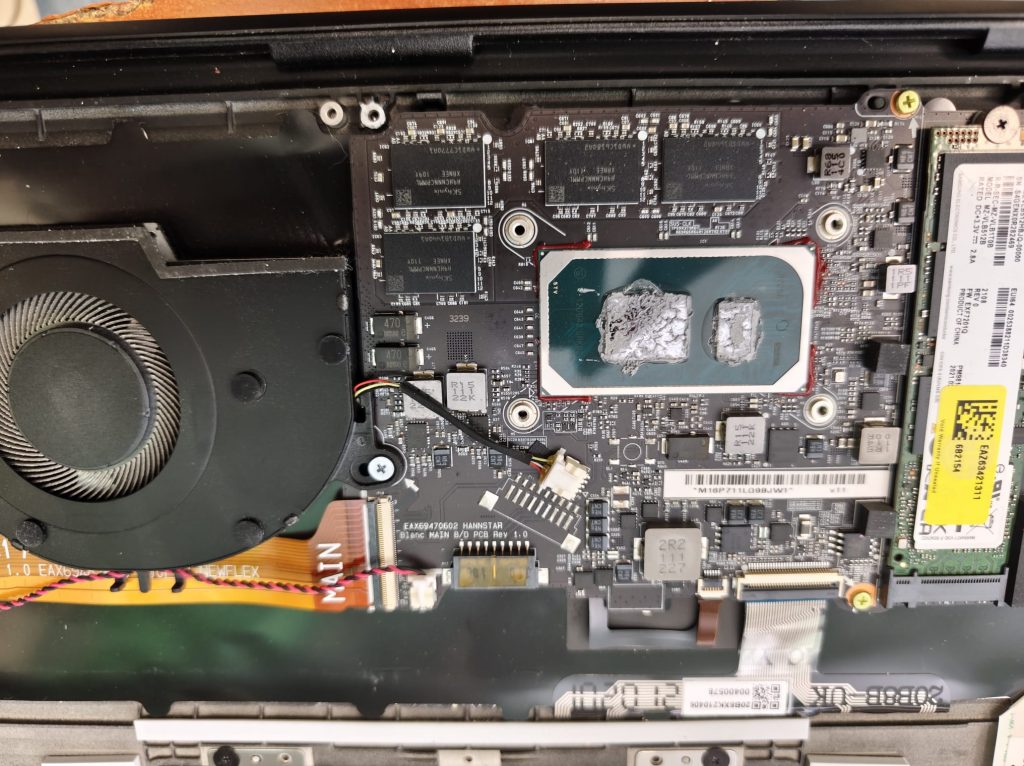 Detalle del procesador Intel i7 con pasta térmica original reseca antes de limpiar.