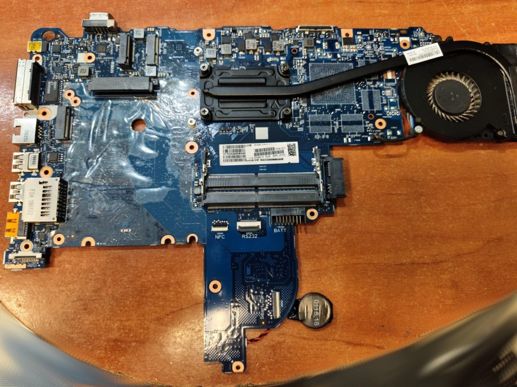 Vista detallada de la motherboard de HP ProBook con slots de RAM y procesador i5.