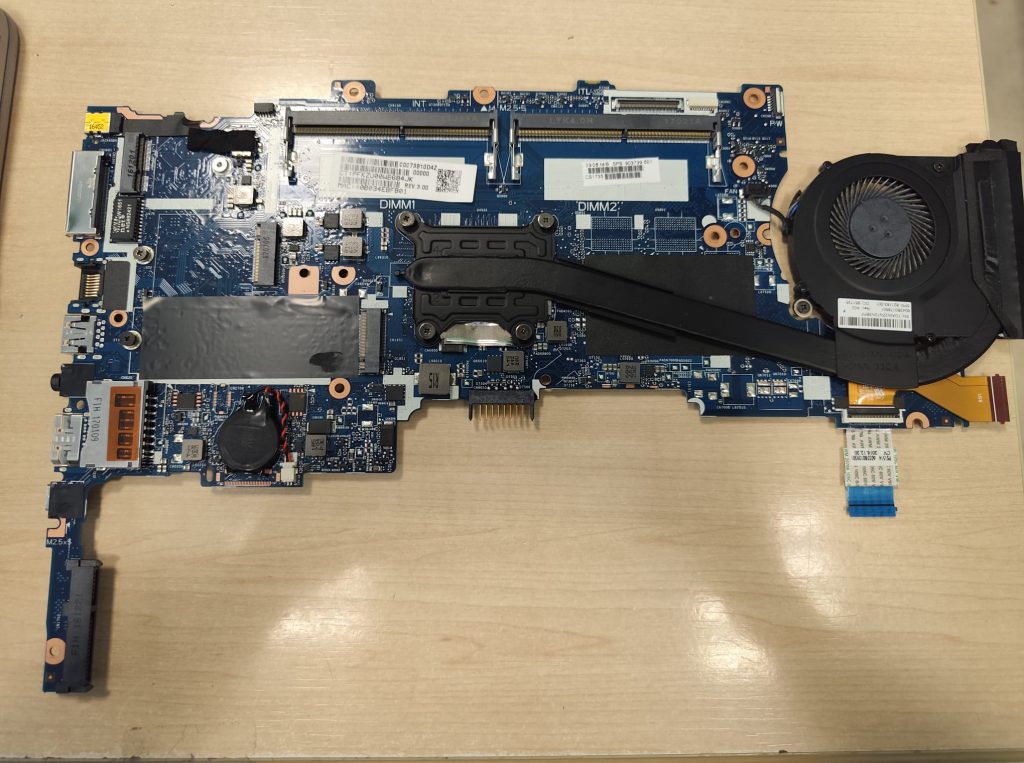 Placa base original de HP ProBook 640 G3 fuera del equipo con sistema de enfriamiento.