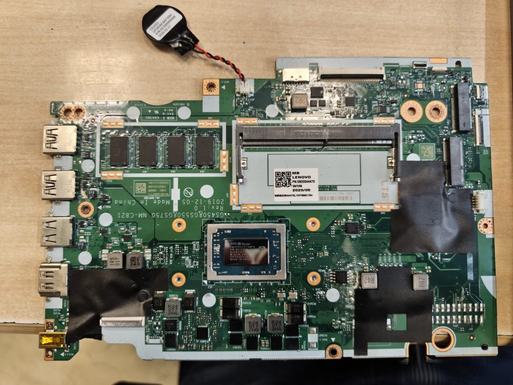 Detalle de la placa base NM-C821 fuera del equipo mostrando el procesador AMD Ryzen.