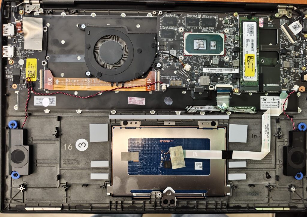 Placa base del LG Gram reensamblada con mantenimiento térmico realizado.