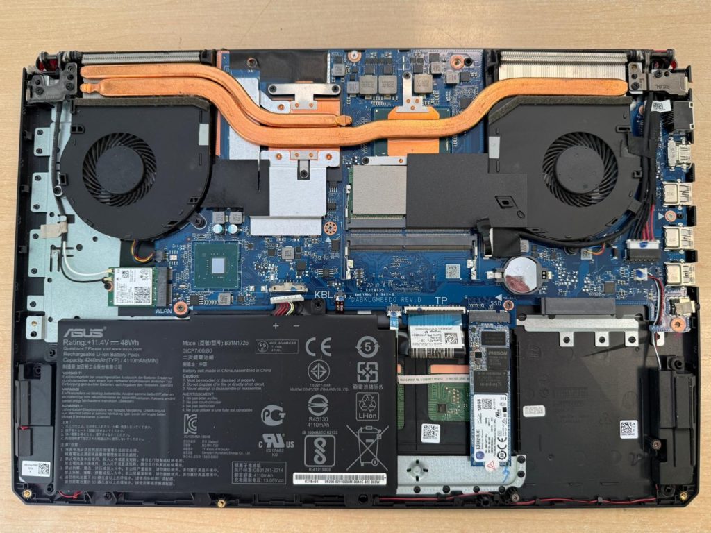 Detalle del sistema de doble ventilación y caloductos de cobre en Asus FX504G.