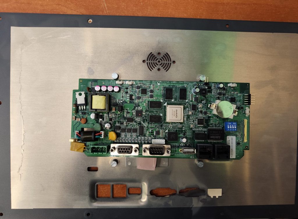 Placa base del HMI Weintek cMT3162X con procesador Rockchip RK3288 y puertos de comunicación.