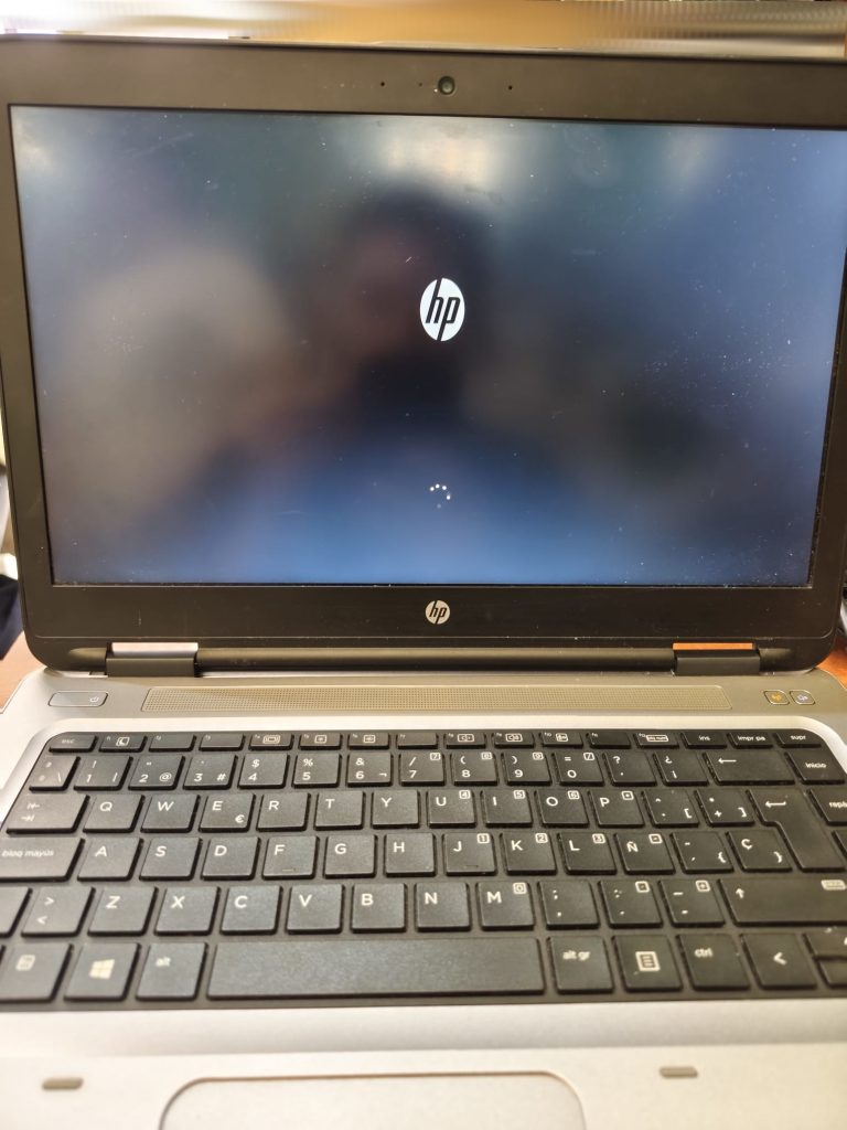 Laptop HP ProBook encendiendo correctamente y mostrando el logo de HP tras el cambio.