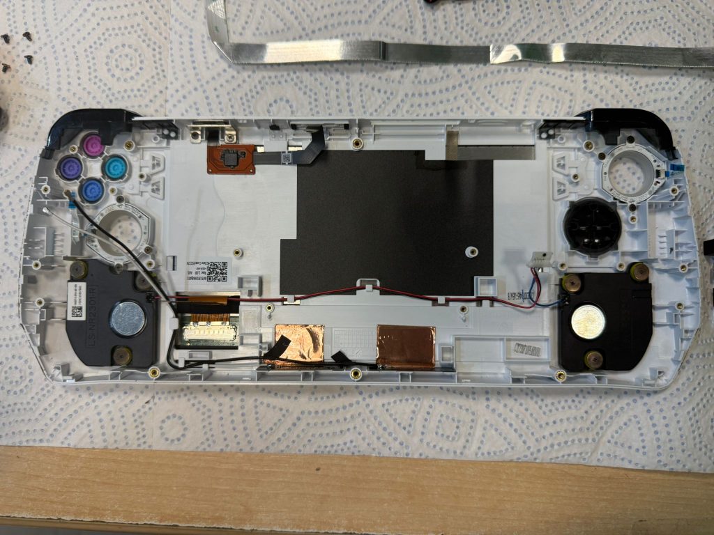 Interior de la carcasa frontal de la ROG Ally sin la placa base principal.