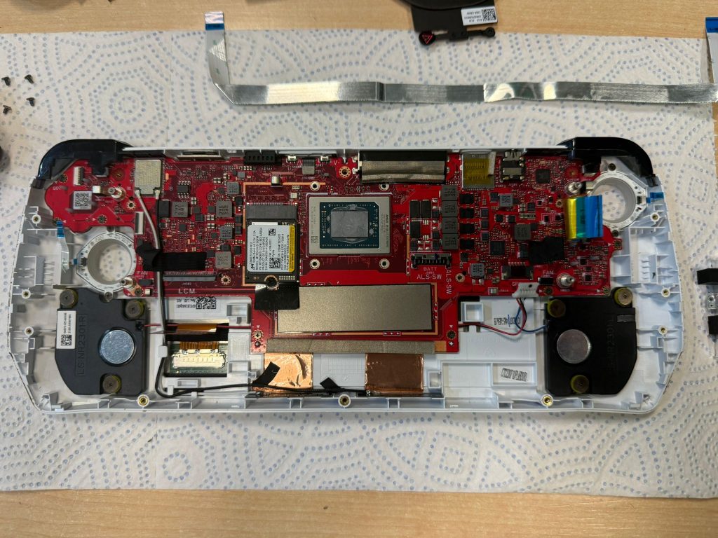 Proceso de desconexión de cables planos (flex) y batería en la consola ASUS.