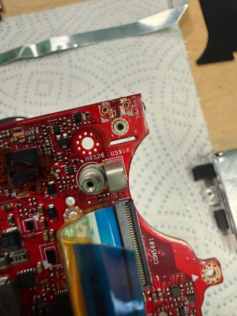Detalle de los pads de soldadura dañados del botón LB/RB en la placa de circuito.