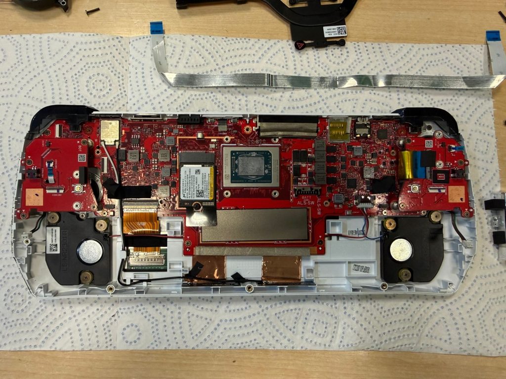 Placa base roja característica de la ASUS ROG Ally con componentes a la vista.