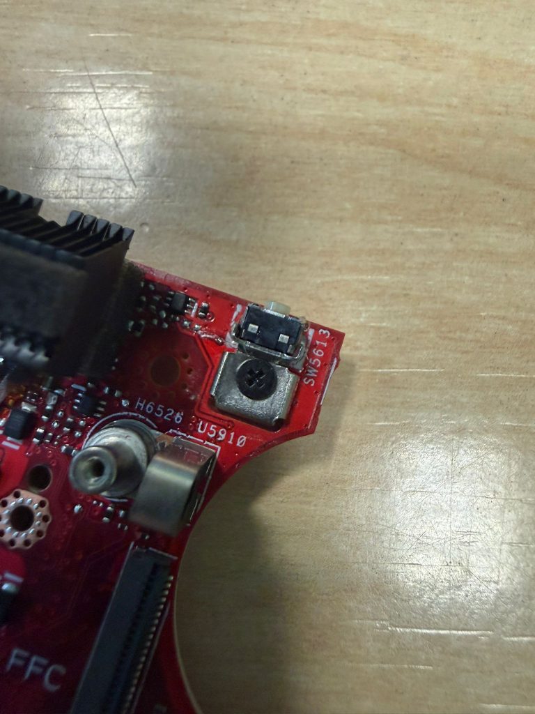 Instalación y soldadura del nuevo microswitch para el botón superior de la consola.