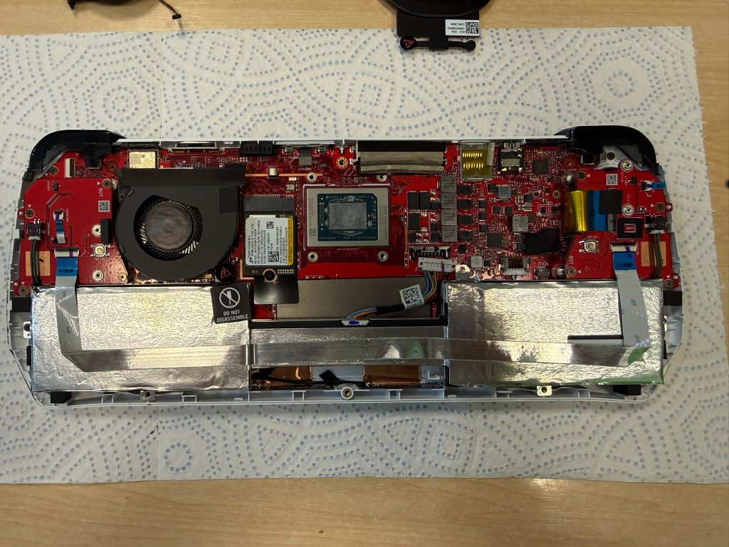 Desmontaje de los ventiladores y disipación de calor en ROG Ally Z1 Extreme.