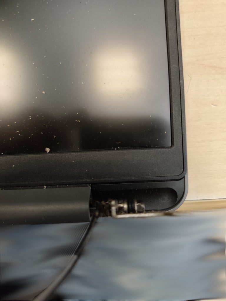 Evidencia de fractura en el plástico de la tapa LCD cerca del eje de rotación.