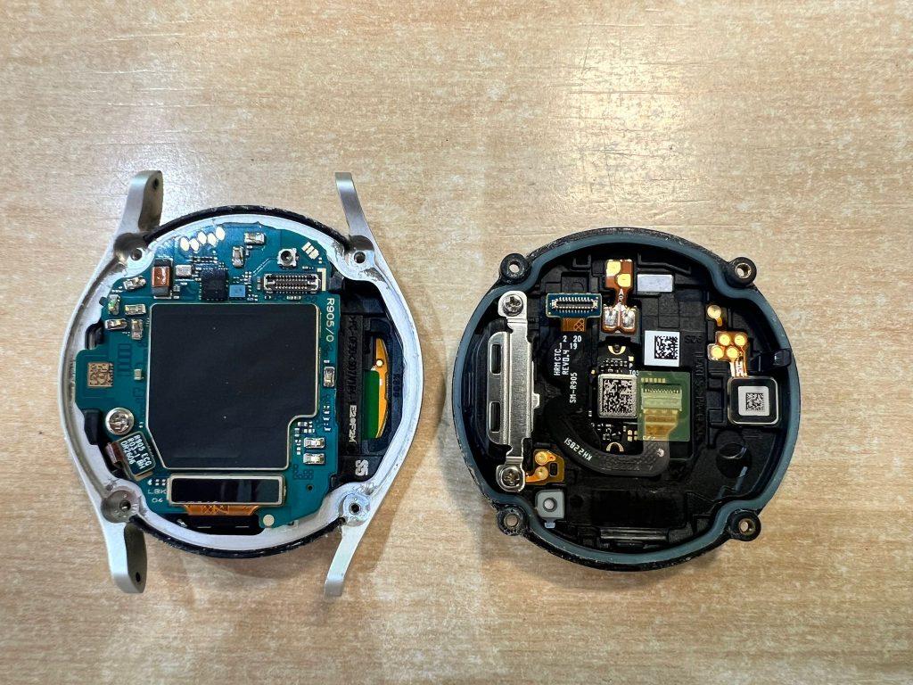 Vista interna del Samsung Galaxy Watch 5 mostrando la placa base y el módulo de sensores traseros.