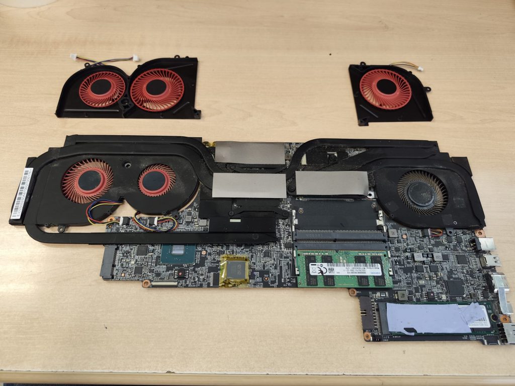 Vista interna de la placa base y ventiladores instalados en MSI GS63.