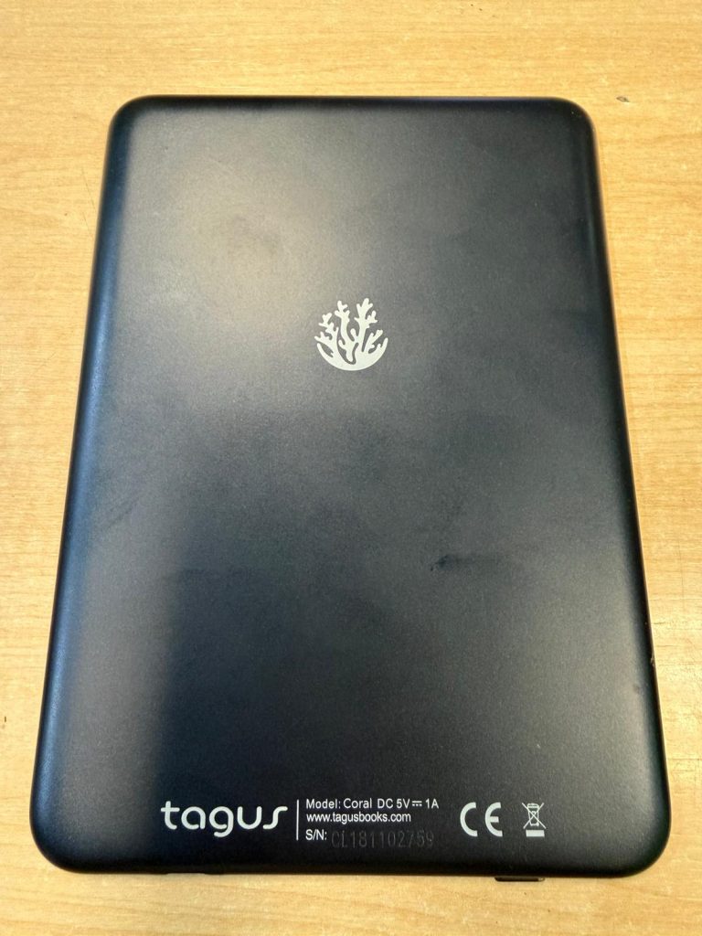 Tapa trasera del dispositivo indicando el modelo Tagus Coral y especificaciones de carga.