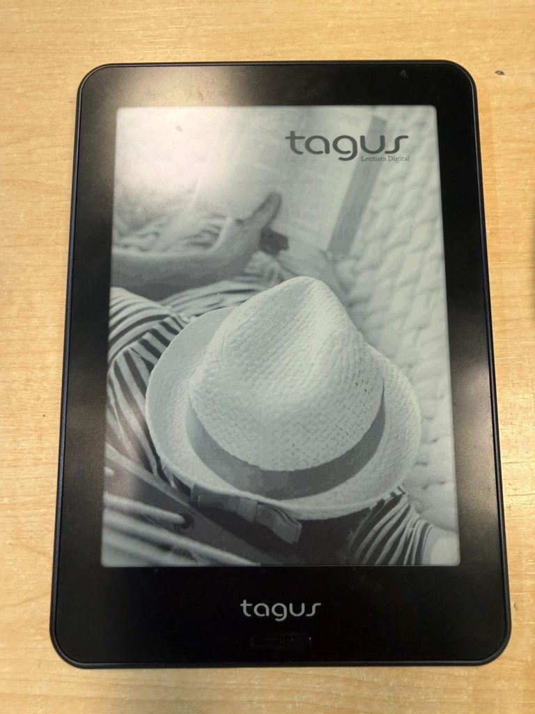 Pantalla de tinta electrónica del Tagus Coral funcionando correctamente con salvapantallas.
