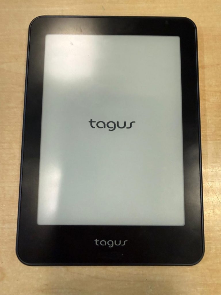 E-reader Tagus mostrando el logotipo de inicio tras la reparación.