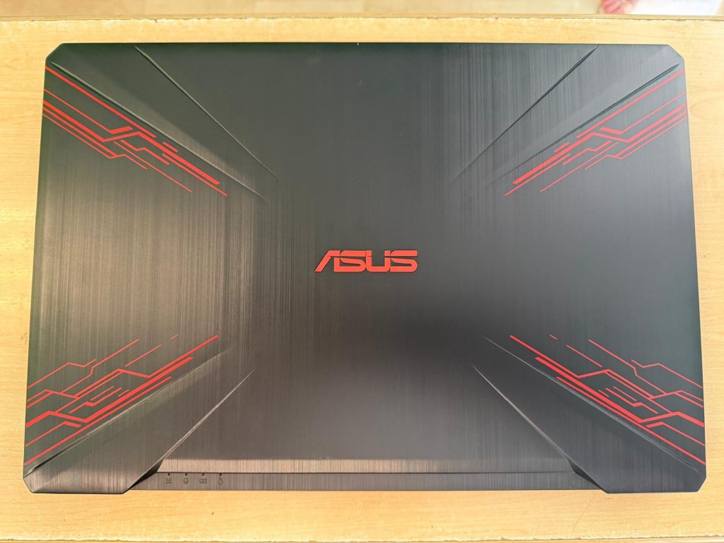 Vista exterior de la tapa trasera del Asus FX504G con diseño rojo y negro.