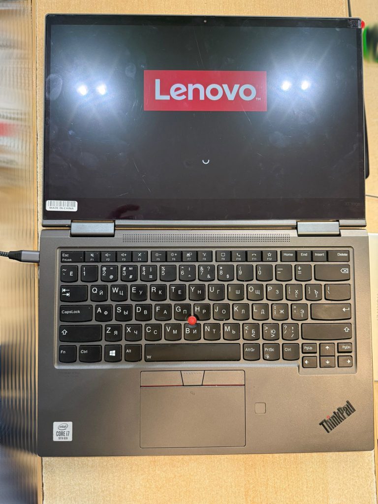 Prueba de post-reparación mostrando el logo de inicio de Lenovo en la nueva pantalla.