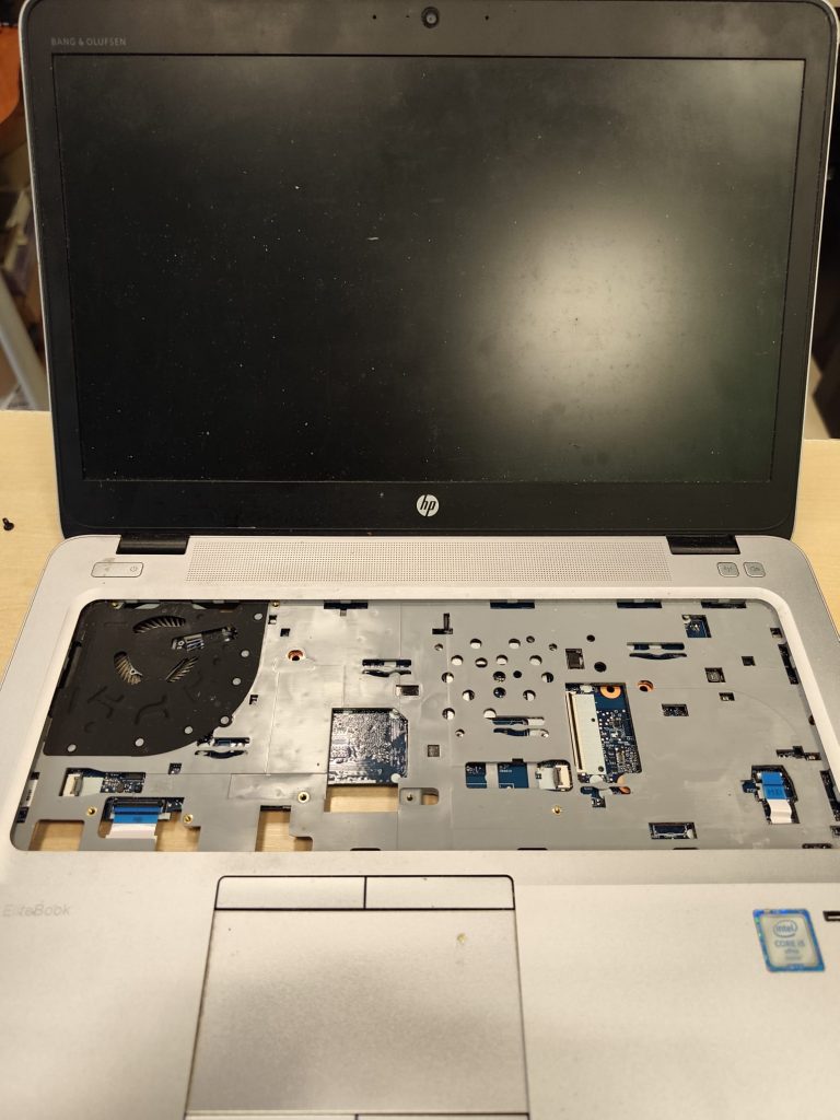 Vista frontal de la HP ProBook 640 G3 sin teclado durante el proceso de desarme.
