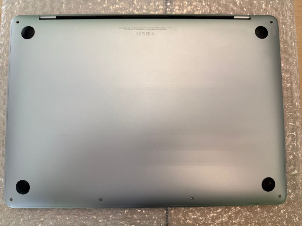 Tapa trasera original de MacBook Pro 13 pulgadas en mesa de trabajo.