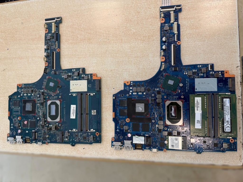 Comparativa entre la placa base original dañada y la nueva placa base de repuesto lista para instalar.