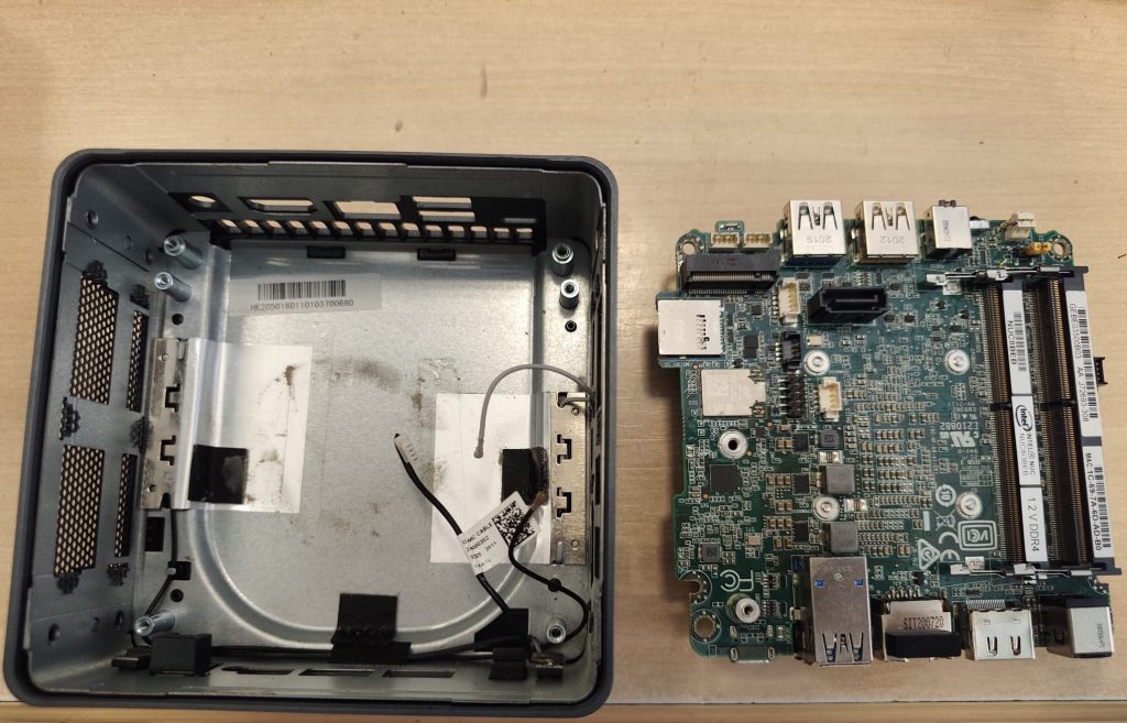 Despiece interno de Intel NUC8BEH separando la placa base del chasis metálico.