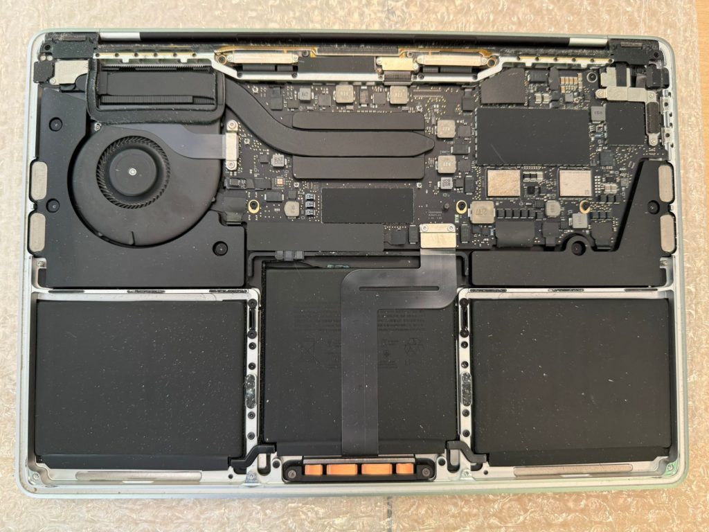 Proceso de apertura de MacBook Pro 13 pulgadas modelo 2020.