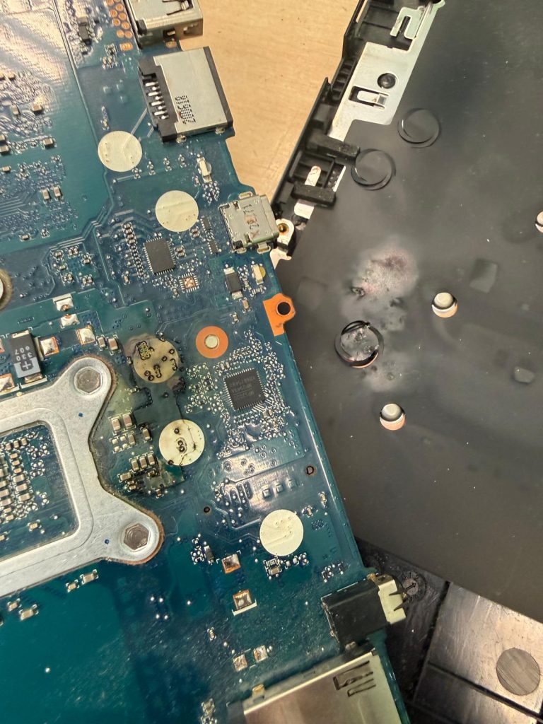 Primer plano de quemadura irreparable en el circuito impreso y marcas de hollín en el chasis plástico.