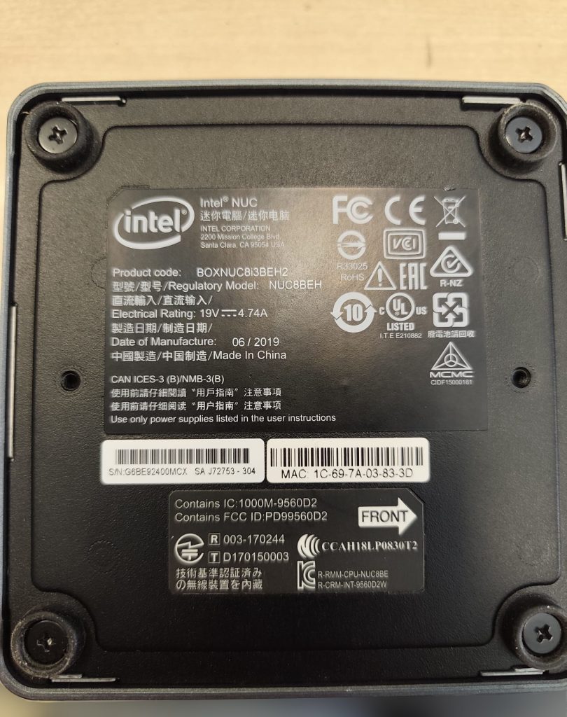 Etiqueta técnica inferior de Intel NUC con número de modelo BOXNUC8i3BEH2 y serie.