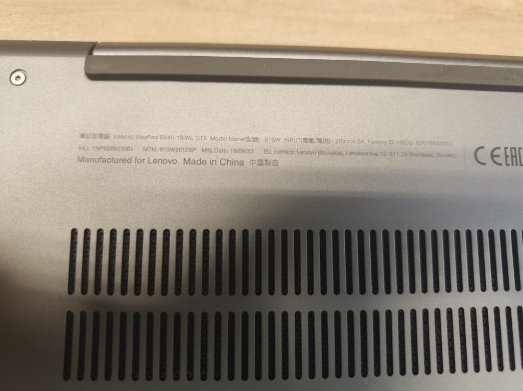 Etiqueta trasera del modelo Lenovo IdeaPad S540-15IWL GTX con número de serie y MTM 81SW.