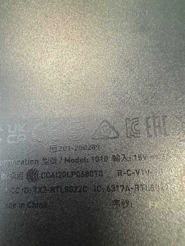 Información técnica y número de modelo 1010 en la carcasa de Steam Deck.