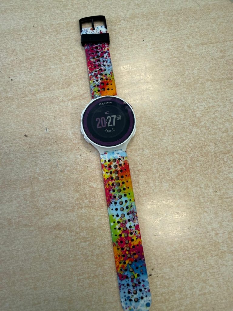 Reloj Garmin Forerunner 220 encendido y funcionando tras el cambio de batería con correa personalizada.
