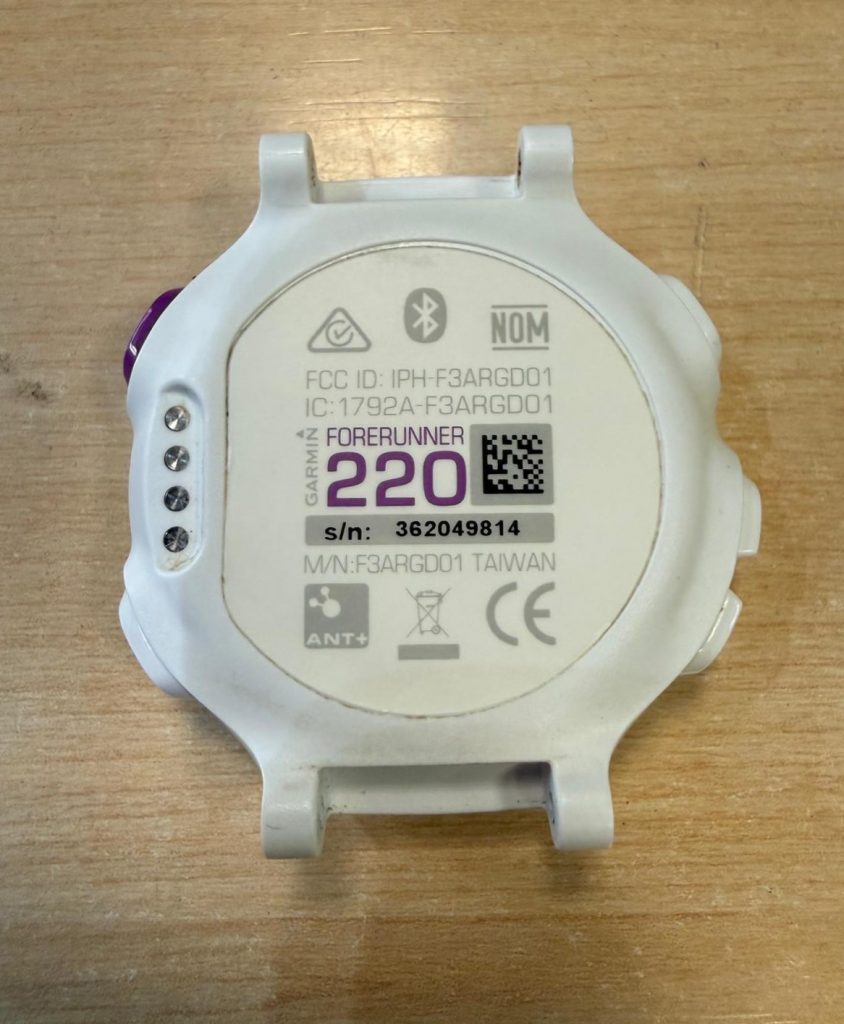 Vista posterior del Garmin Forerunner 220 detallando modelo y número de serie.