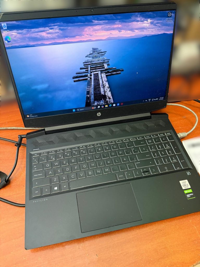 Portátil HP Pavilion Gaming 16 encendido y cargando Windows tras la reparación exitosa.