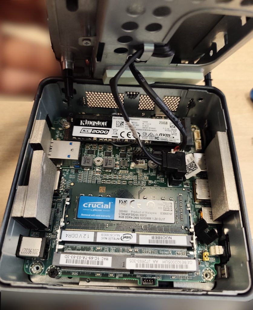 Detalle de instalación de memoria RAM Crucial DDR4 y SSD Kingston KC2000 en Intel NUC.