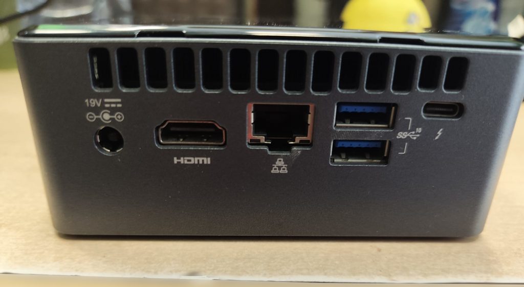 Vista frontal de Intel NUC8BEH mostrando puertos USB 3.1, jack de audio y botón de encendido.