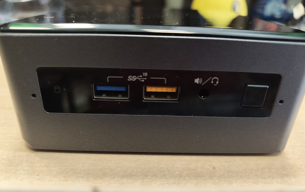 Vista frontal de Intel NUC8BEH mostrando puertos USB 3.1, jack de audio y botón de encendido.