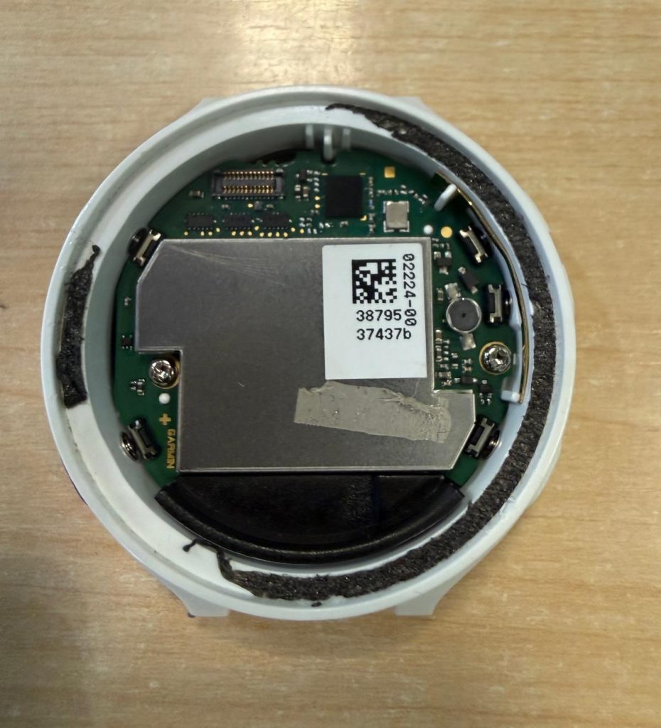 Vista interna de la placa lógica y blindaje electromagnético del Garmin Forerunner 220.
